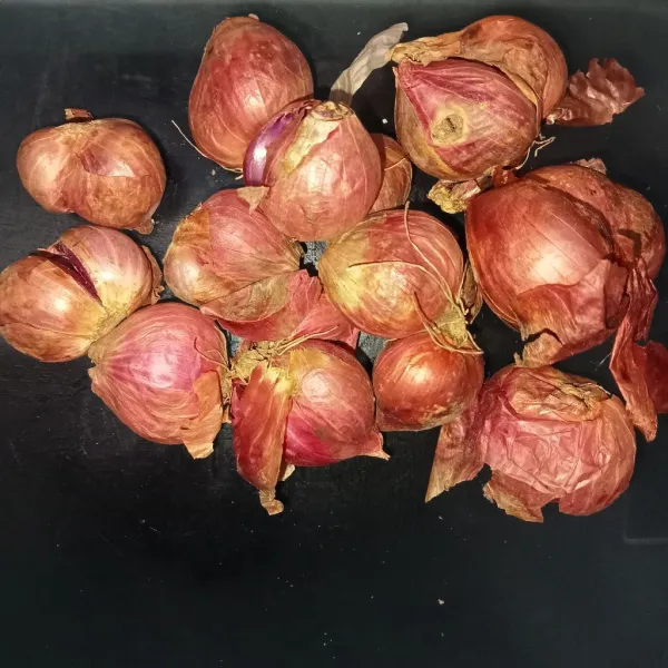 Siapkan bawang merah.