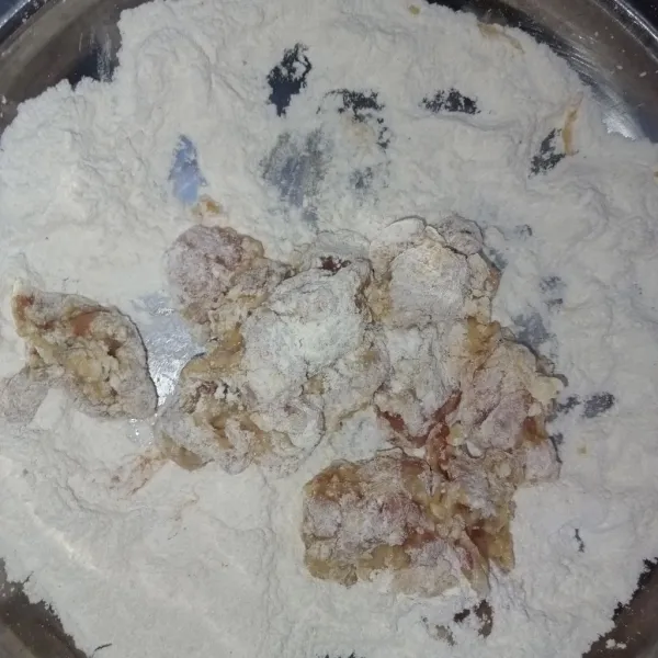 Lalu masukkan ayam ke dalam bumbu pelapis guling-gulingkan.