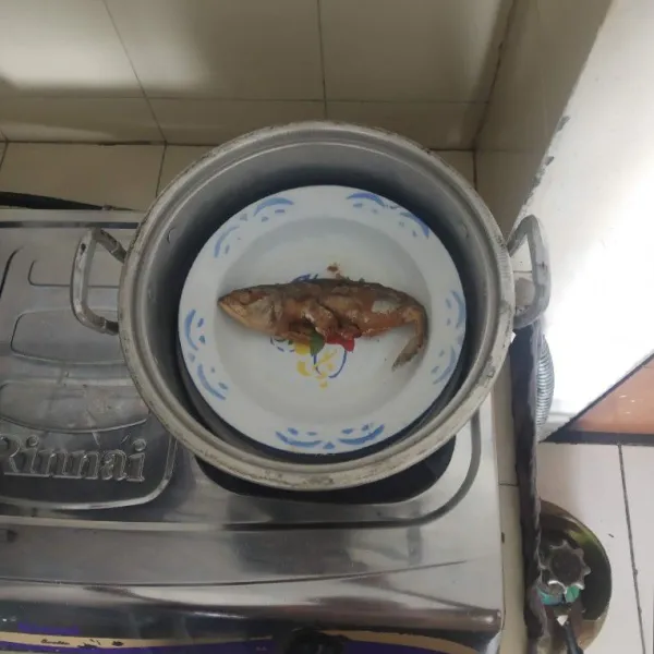 Siapkan kukusan, masukkan ikan asin ke dalam piring yang tahan panas.