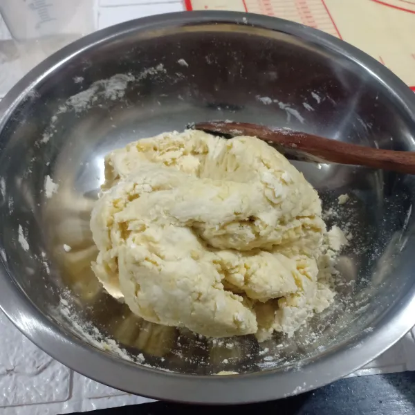 Uleni sampai kalis, diamkan adonan 30 menit agar rileks.