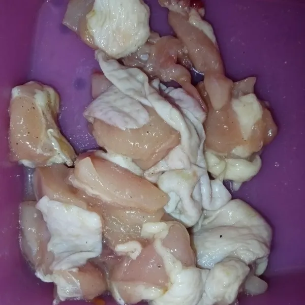 Potong kecil-kecil daging ayam lalu masukkan bumbu marinasi dan biarkan 10 menit.