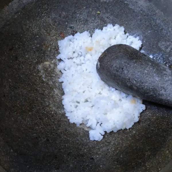 Haluskan terlebih dahulu bawang putih, lalu masukkan nasi putih.
