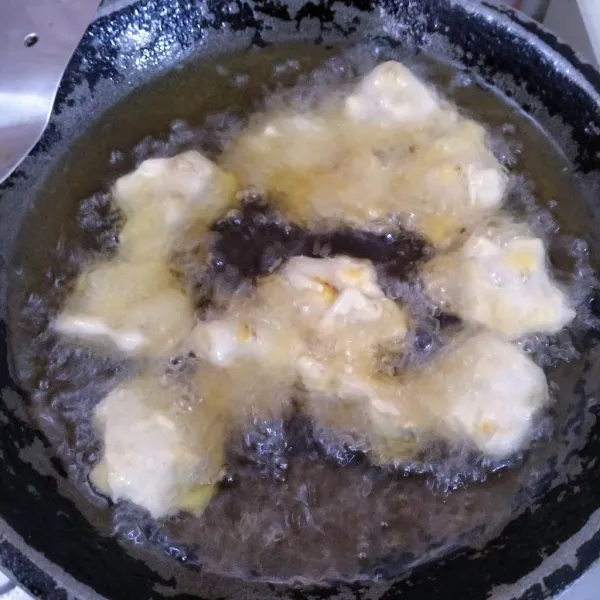Panaskan minyak lalu goreng pisang dadu hingga matang kecokelatan. Angkat dan sajikan.
