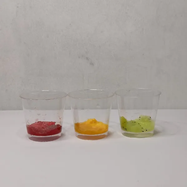 Siapkan 3 cup masing-masing beri isian buah, hancurkan.