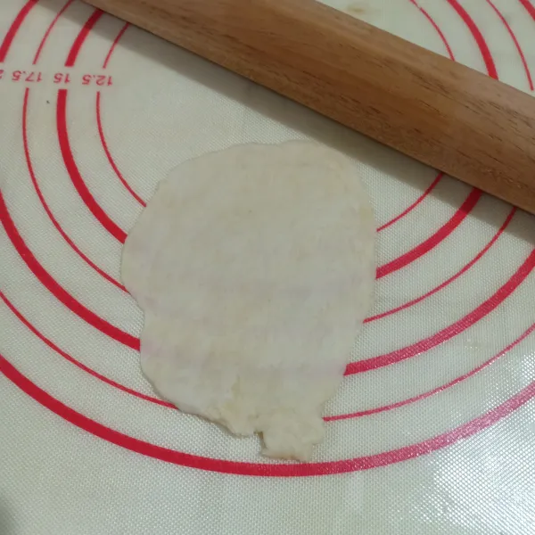 Ambil sedikit adonan, pipihkan pakai rolling pin.