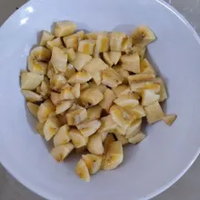 Potong-potong pisang membentuk dadu.