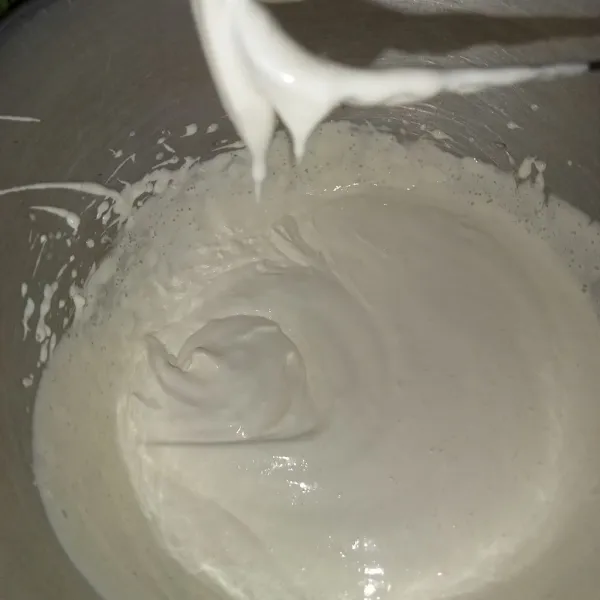Mixer gula, telur, emulsif hingga mengembang putih berjejak.