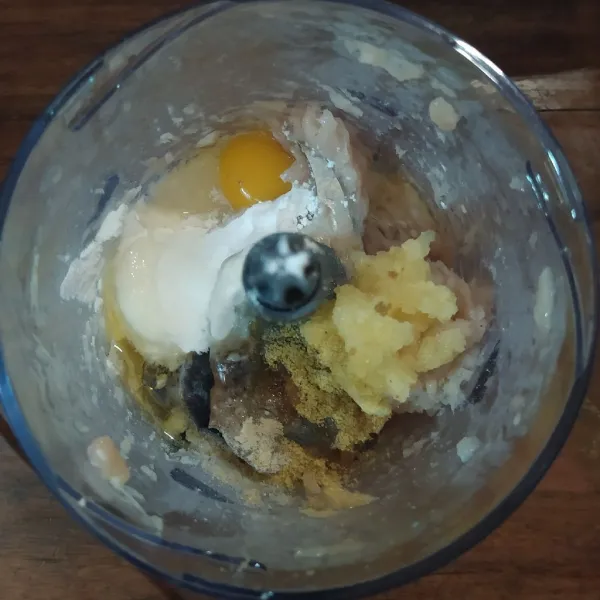 Masukkan telur, terigu, tapioka, garam, saus tiram, minyak wijen, bawang putih, kaldu ayam bubuk, gula dan lada bubuk.
Proses hingga halus dan tercampur rata.