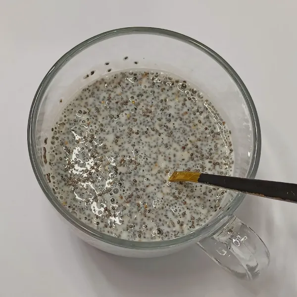 Susu, aduk rata simpan kulkas semalam.