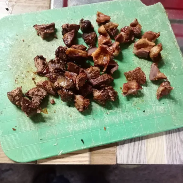 Goreng hati ampela sampai kecoklatan. Kemudian angkat dan potong-potong.