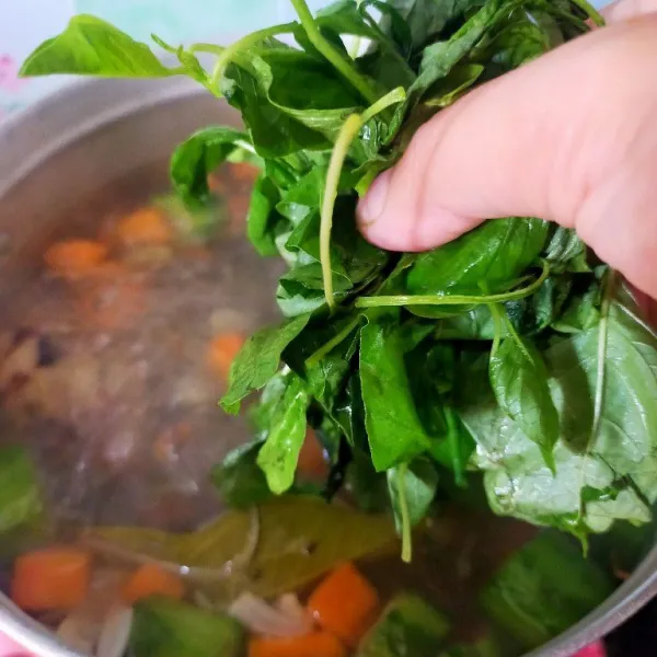 Masukkan oyong dan bayam, tambahkan garam, kaldu bubuk dan gula pasir. Masak hingga matang. Jangan lupa test rasa. Angkat dan sajikan.