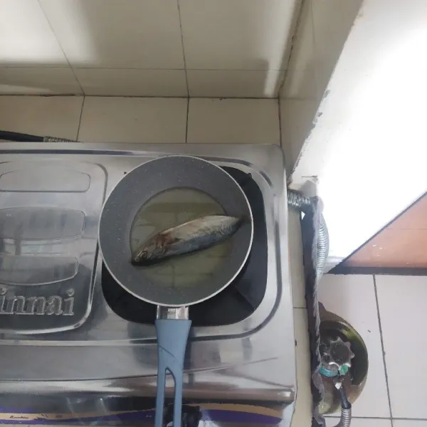 Goreng ikan asin peda dalam minyak panas lalu sisihkan.