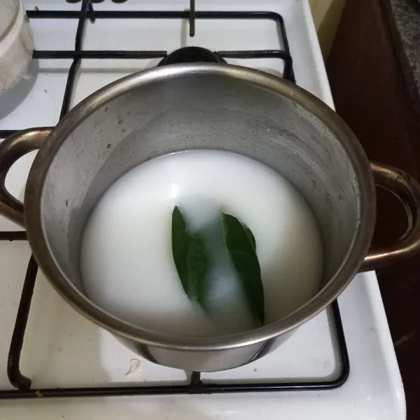 Tuang nasi pada panci, tambahkan daun salam masak dengan api kecil, aduk sesekali.
