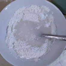 Masukkan air sedikit demi sedikit sambil di aduk sampai kental. Pastikan tidak ada terigu yang menggerindil.