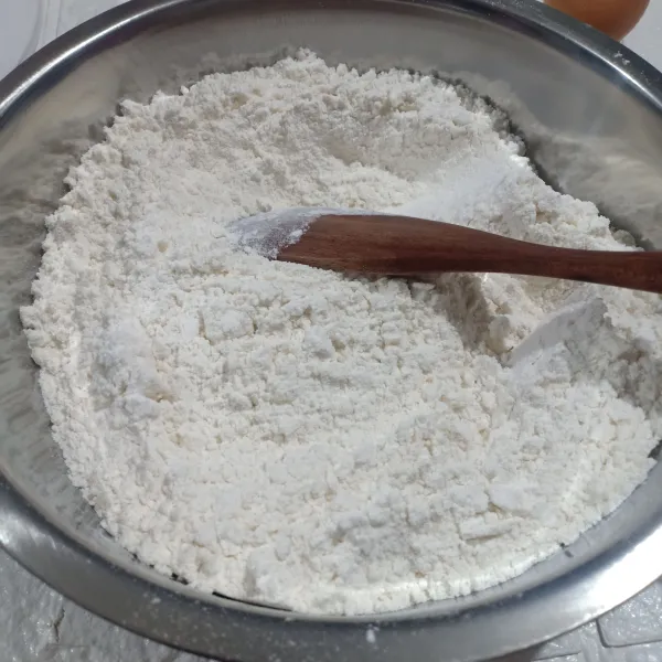 Campur tepung dengan air, garam, aduk pakai spatula.