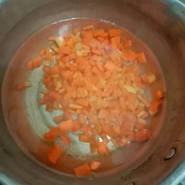 Potong dadu wortel lalu rebus hingga mendidih.