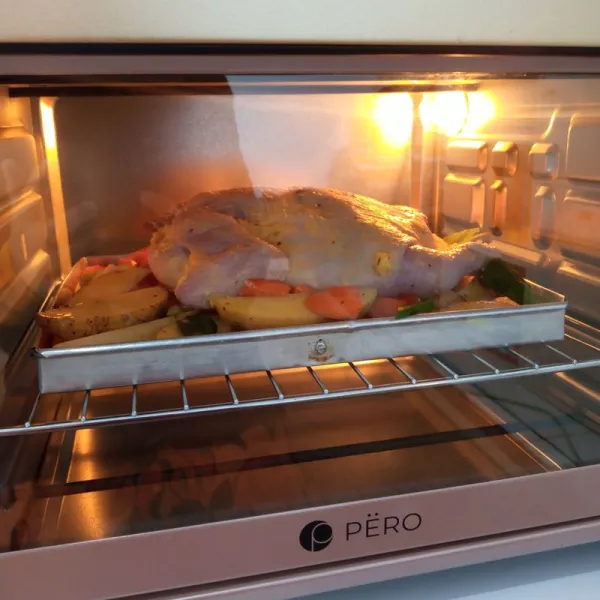 Panggang selama 40 menit dengan suhu 200° atau sampai matang. Sesuaikan dengan oven masing-masing. Angkat dan sajikan.