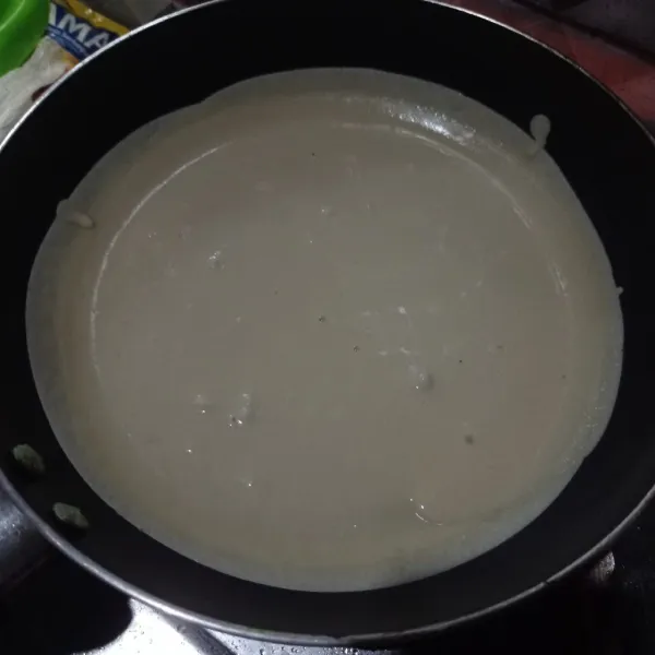 Panaskan teflon tuang 2 sendok sayur adonan ratakan, masak sampai bagian bawah kering.