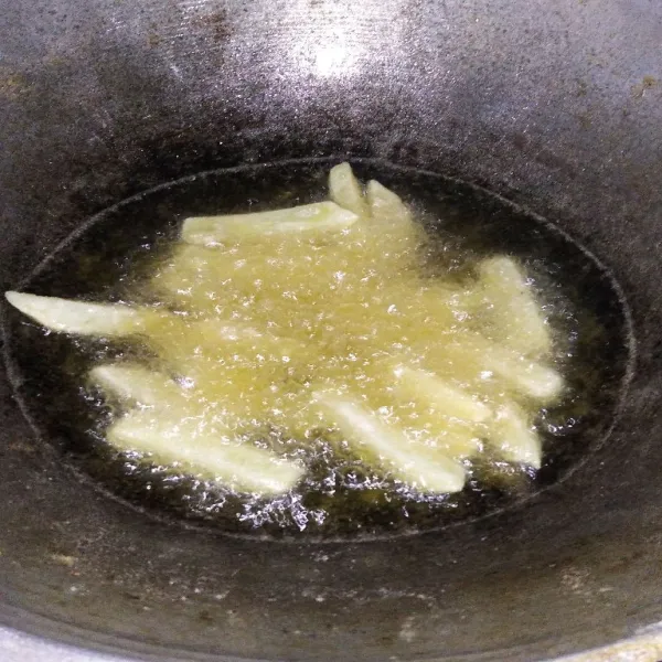 Panaskan minyak, lalu goreng hingga matang, pastikan saat menggoreng minyak sudah benar-benar panas.