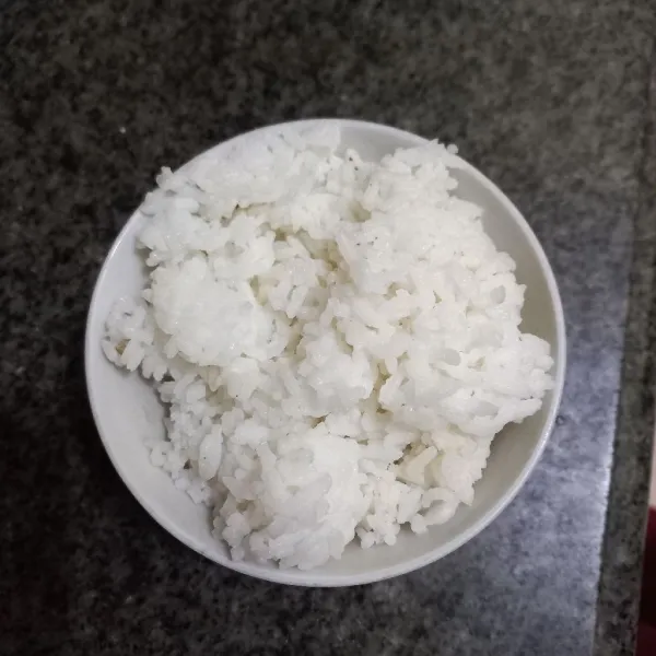 Siapkan nasi putih dalam mangkuk.