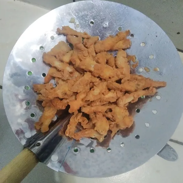 Goreng hingga berwarna kuning kecoklatan.