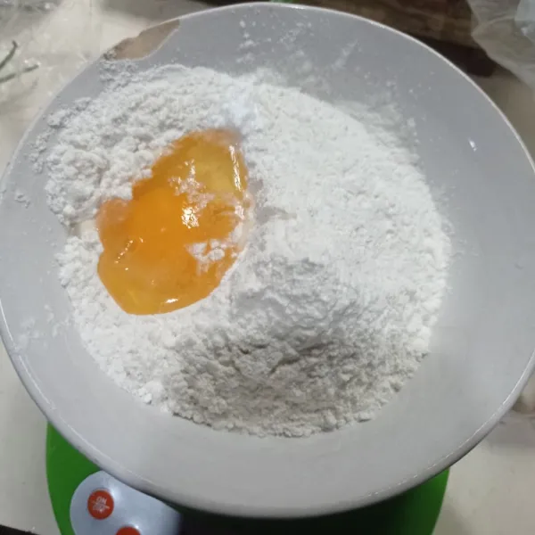 Masukan telur, tepung terigu, tepung beras, gula pasir, baking powder dan soda kue ke dalam mangkok.