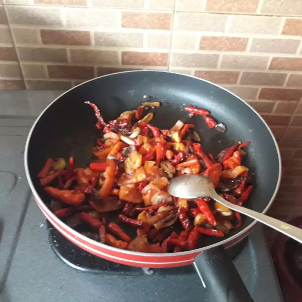 Masukkan tomat yang sudah diiris, garam, gula, dan terasi. Masak kembali hingga matang dan empuk.