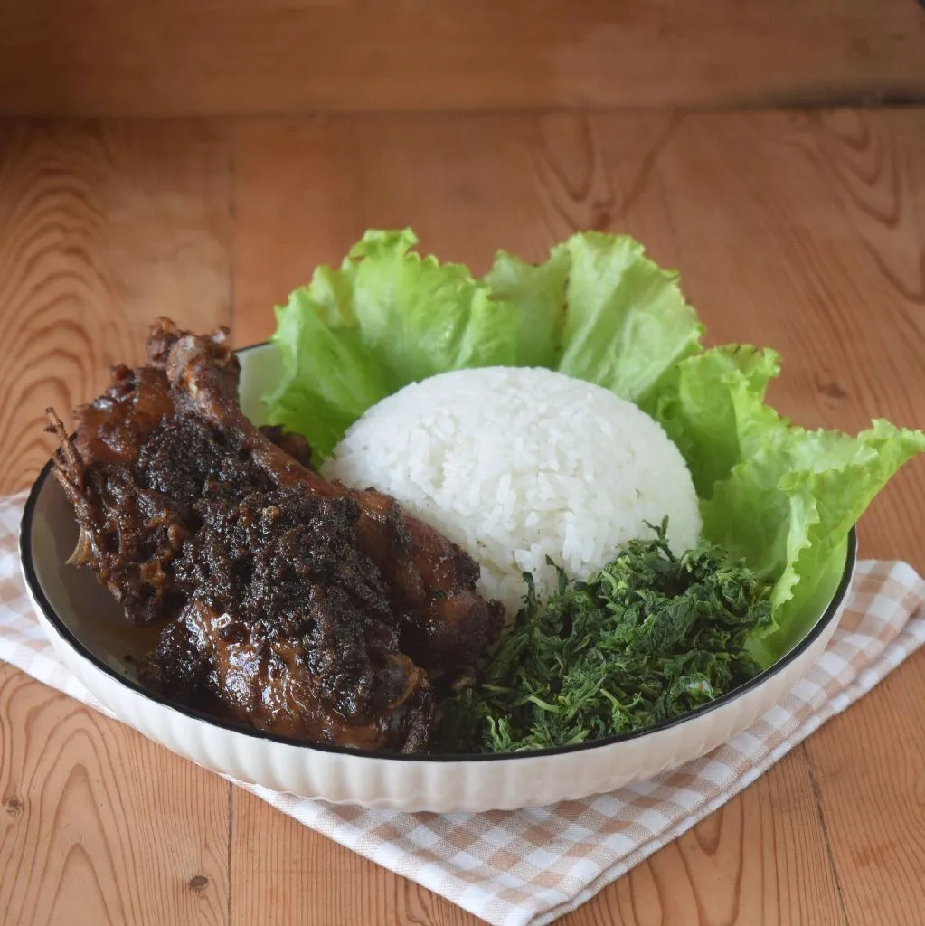 Proses pembuatan bumbu dasar hitam dengan kluwek dalam mangkuk