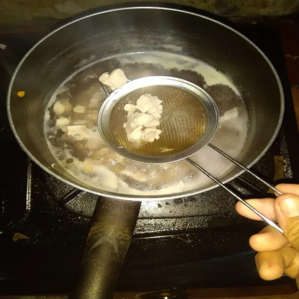 Rebus dada ayam hingga matang, angkat, tiriskan. Sisihkan dahulu.