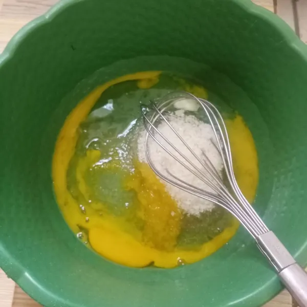 Kocok telur, gula, garam dan vanili menggunakan whisker.