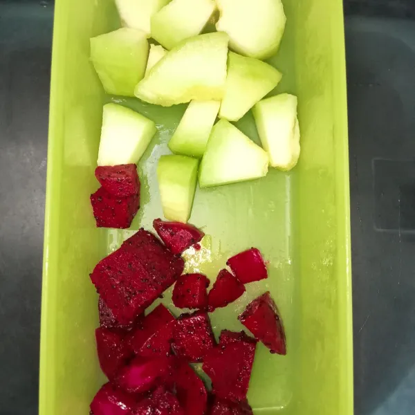 Kupas lalu potong dadu buah naga dan melon.