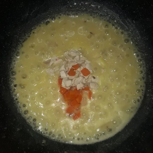 Tambahkan ayam dan wortel lalu aduk rata.