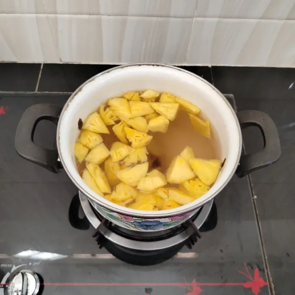 Kemudian masukkan nanas, masak hingga mendidih.