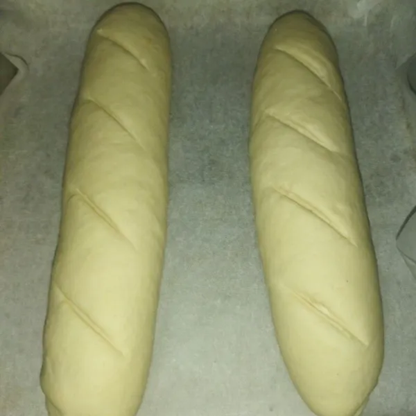 Lalu kerat bagian atas roti, tapi tidak terlalu ditekan, agar roti tidak kempes.