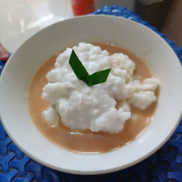 Siap sajikan bubur bersama kuah