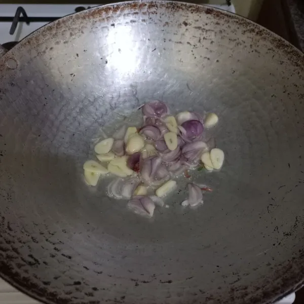 Tumis irisan bawang merah dan bawang putih dengan minyak secukupnya hingga harum