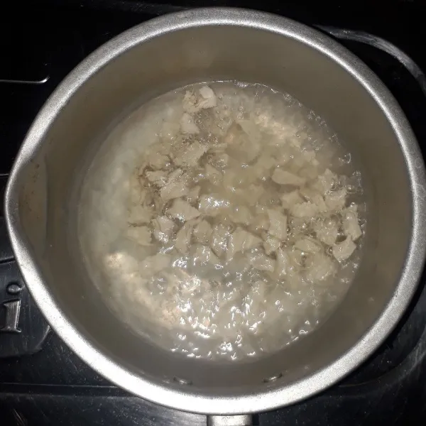 Rebus ayam sampai matang lalu tiriskan.