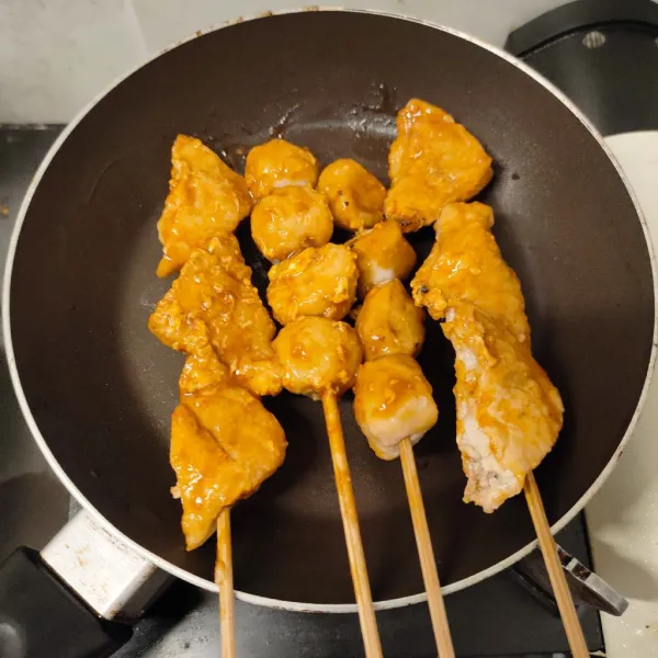 Olesi pentol dengan bumbu, olesi beberapa kali, panggang hingga bumbu meresap.