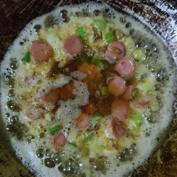 Goreng telur hingga sisi bagian bawah matang.