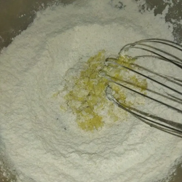 Lalu masukkan telur, aduk telurnya.