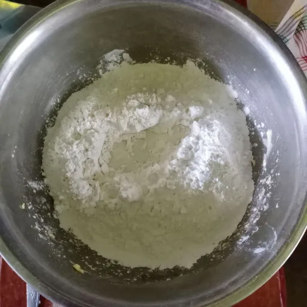 Masukkan tepung ketan tapioka, santan dan garam.