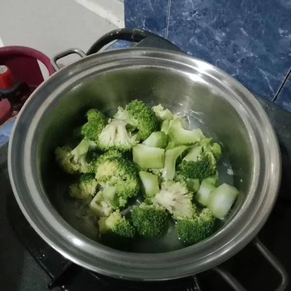 Lalu masukkan brokoli dan penyedap.