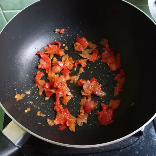 Ulek kasar tomat, cabai merah besar, dan bawang merah lalu tumis hingga harum.