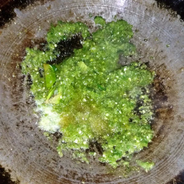 Tambahkan garam, gula pasir dan kaldu bubuk, aduk rata, masak hingga bumbu matang.