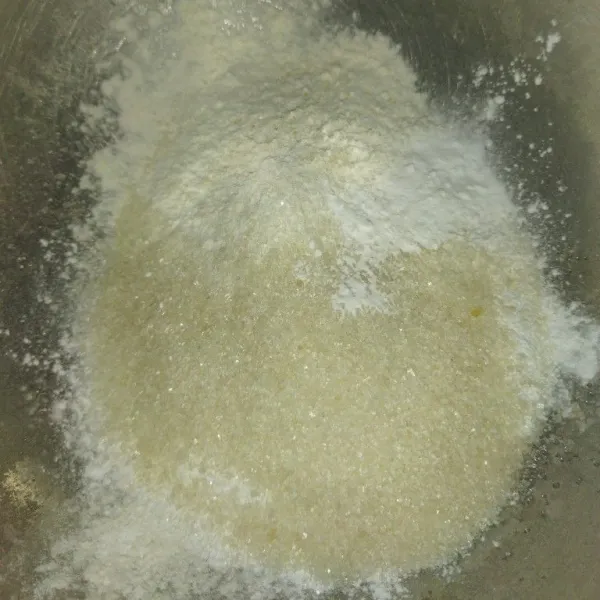 Siapkan wadah, masukkan tepung terigu, tepung beras, baking powder dan baking soda, aduk hingga semua bahan tercampur rata.