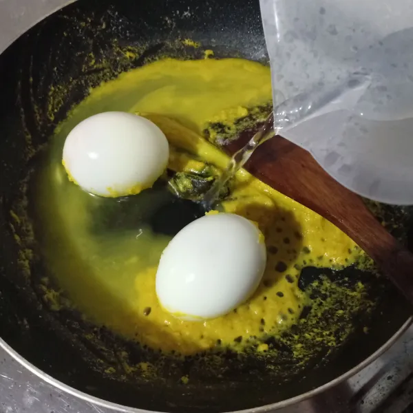 Masukkan telur lalu beri air, biarkan mendidih.