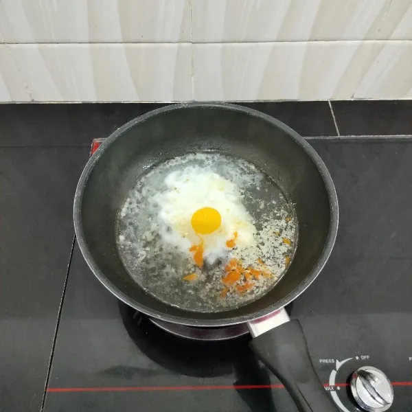 Lalu masukkan telur, masak hingga telur matang.