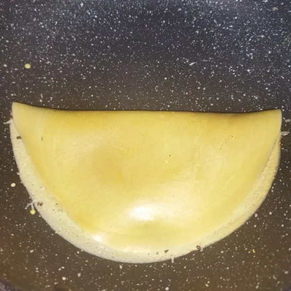 Jika bagian bawahnya sudah matang dan berwarna coklat, lipat martabak, lalu angkat.