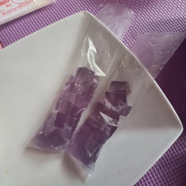 Masukkan jelly ke plastik es lilin.