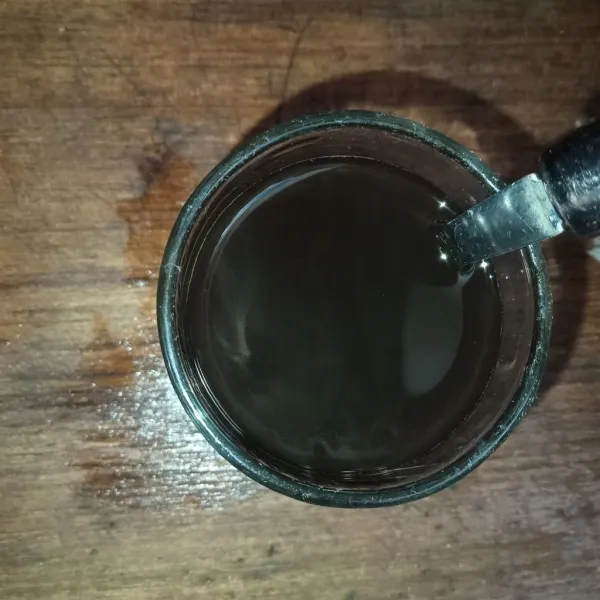 Seduh kopi hitam dengan air panas. Sisihkan.